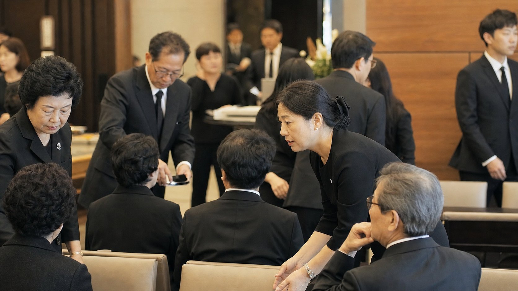 가족이 역할을 나누어 조문객을 응대하는 모습