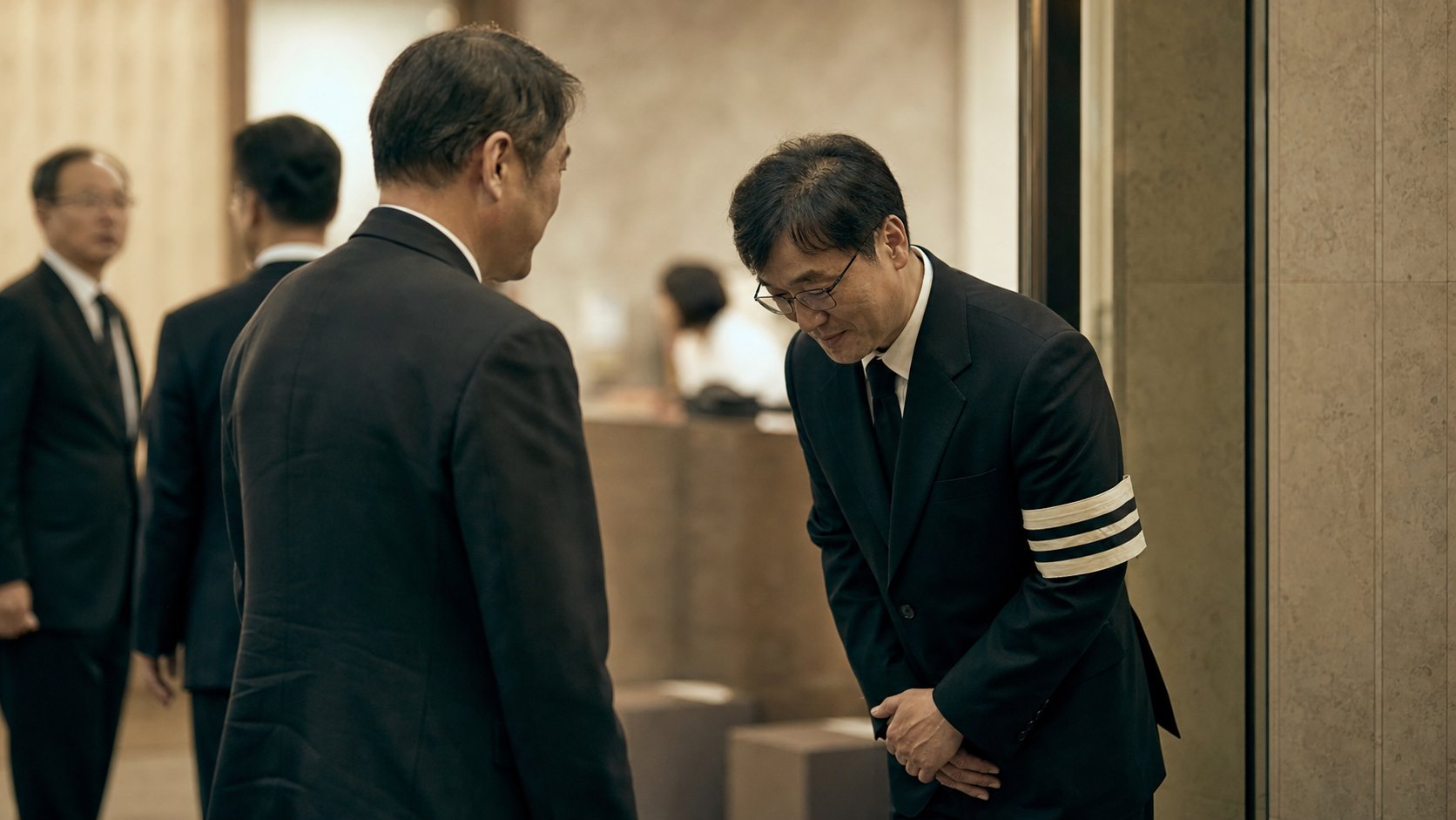 조문을 마친 조문객을 배웅하는 상주