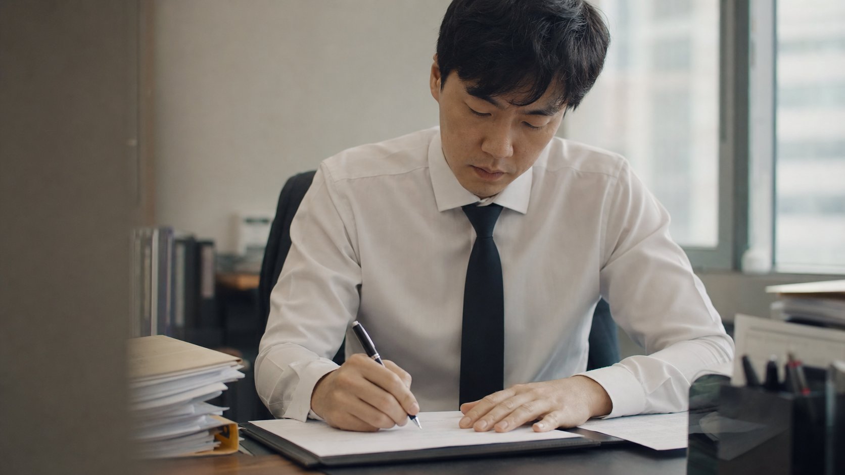 경조 휴가 신청서를 작성하는 모습