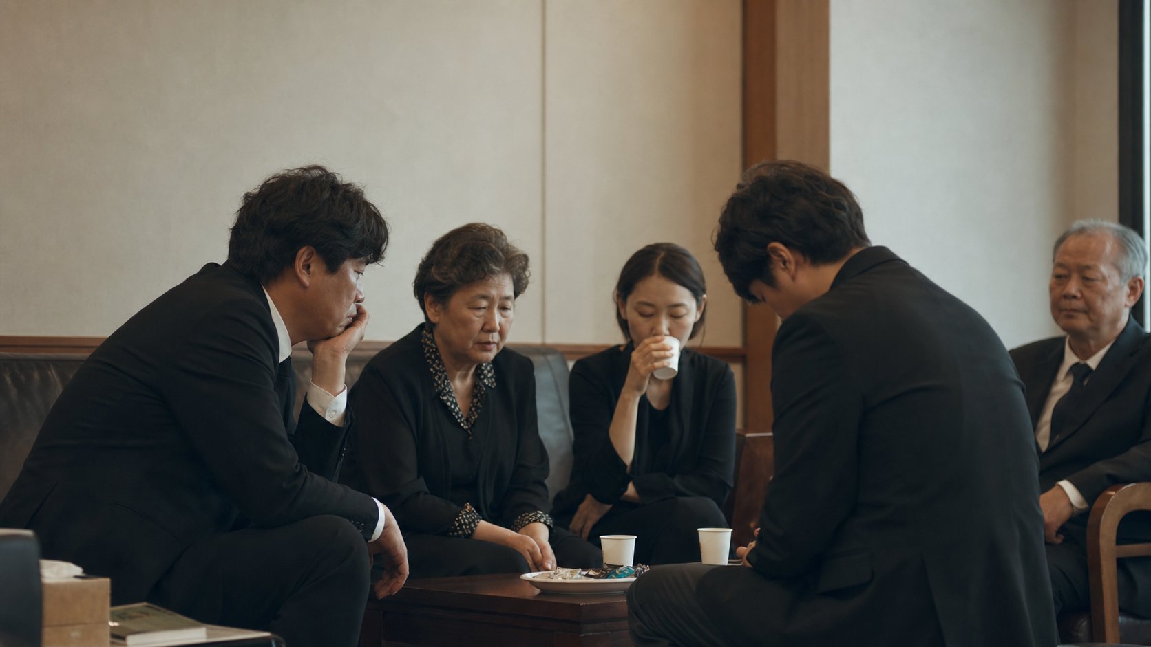 유가족용 가족실에서 휴식을 취하는 가족