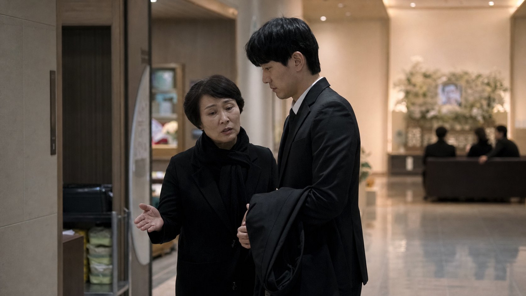 빈소 입구에서 조문객에게 시설을 안내하는 유가족
