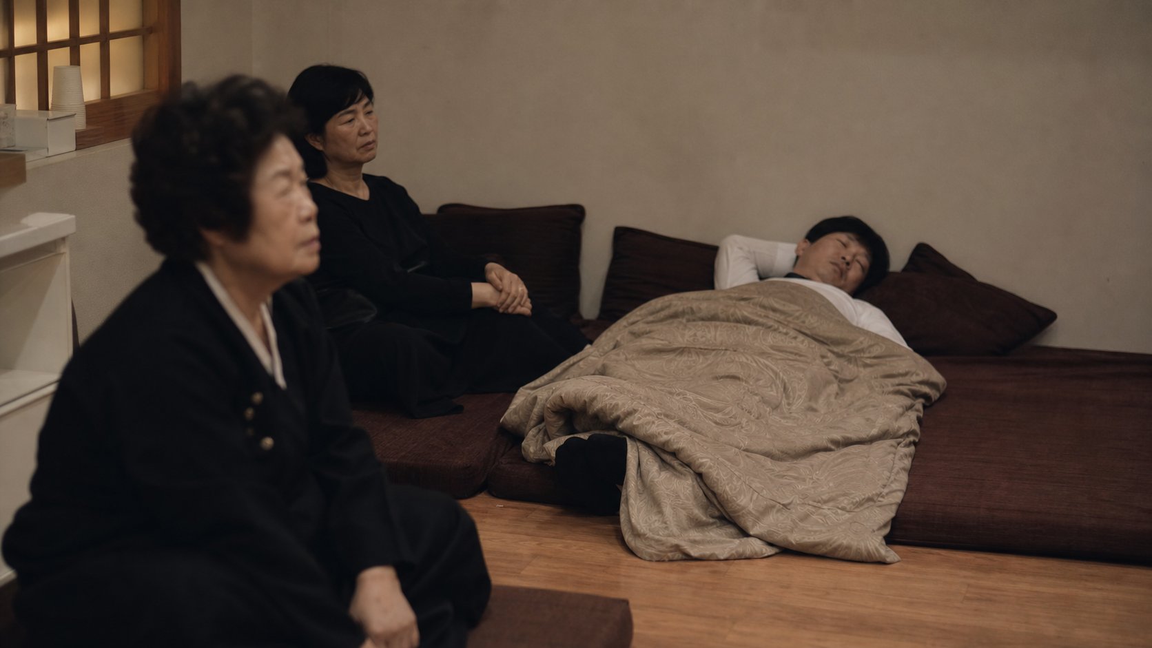빈소에 딸린 가족 휴게실에서 잠시 휴식하는 유가족