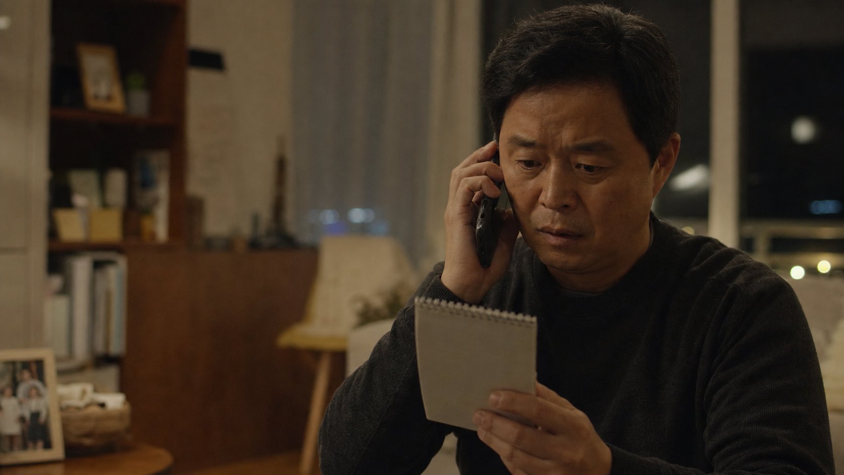 상조회사에 전화로 이송 지원을 문의하는 보호자