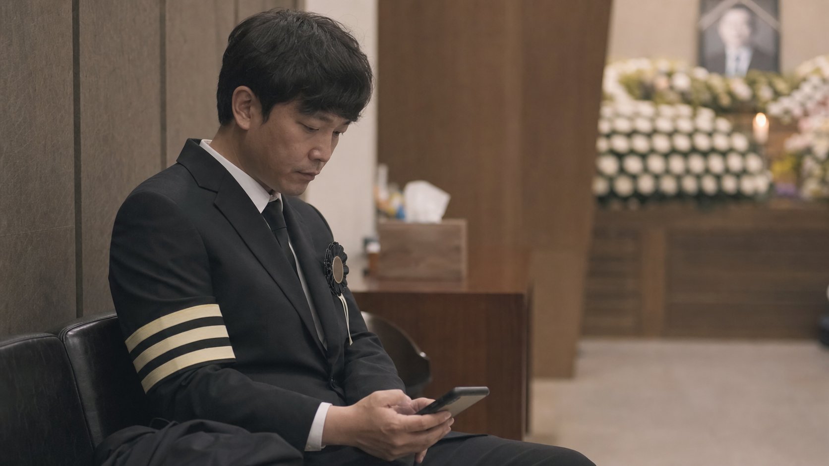 상주가 빈소에서 받은 위로 문자에 답장하는 모습
