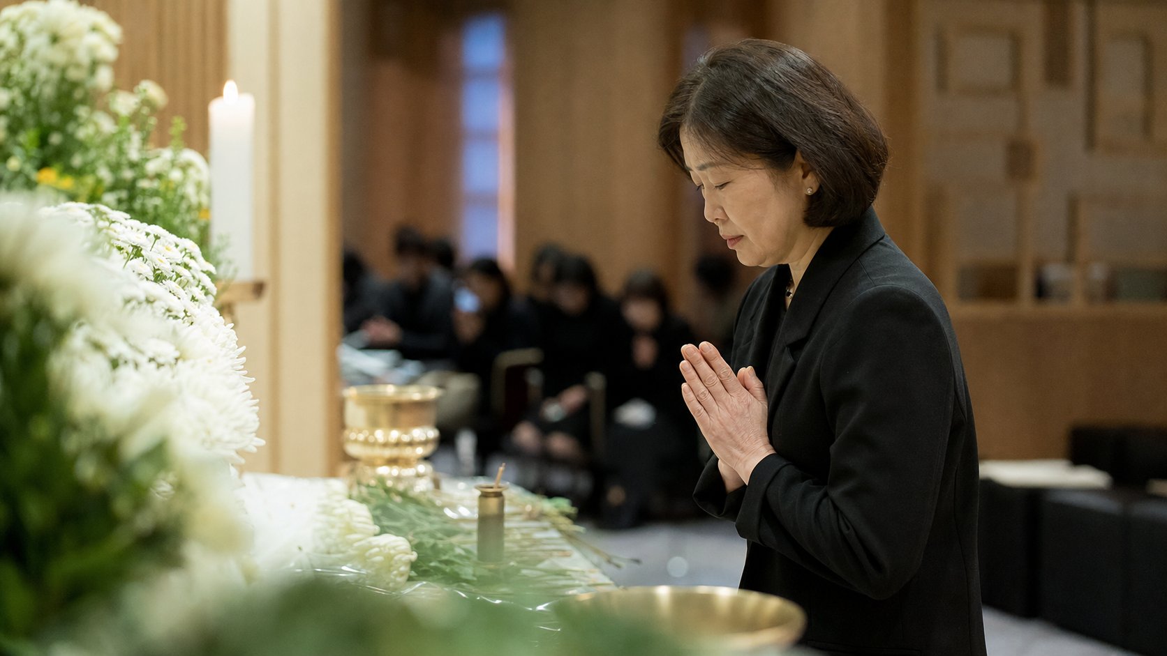 조문객이 영정 앞에서 두 손을 모으고 묵념하는 모습