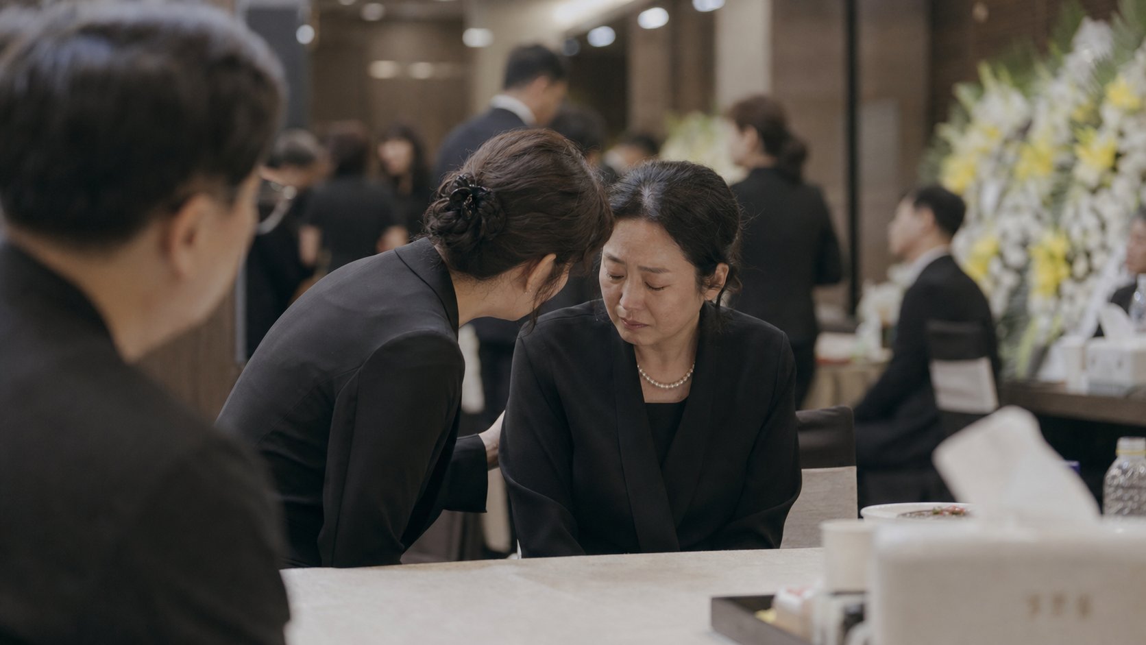 유가족에게 조용히 위로의 말을 건네는 조문객