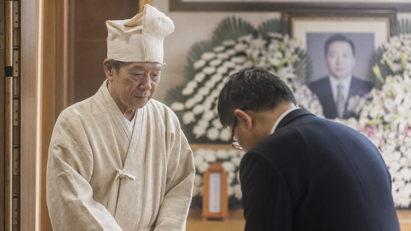 전통 상복과 굴건을 갖춰 입고 조문객을 맞이하는 상주