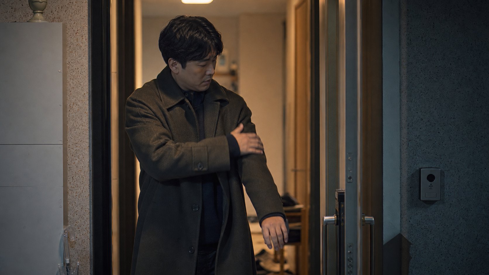 집에 들어가기 전 현관 앞에서 겉옷을 터는 모습