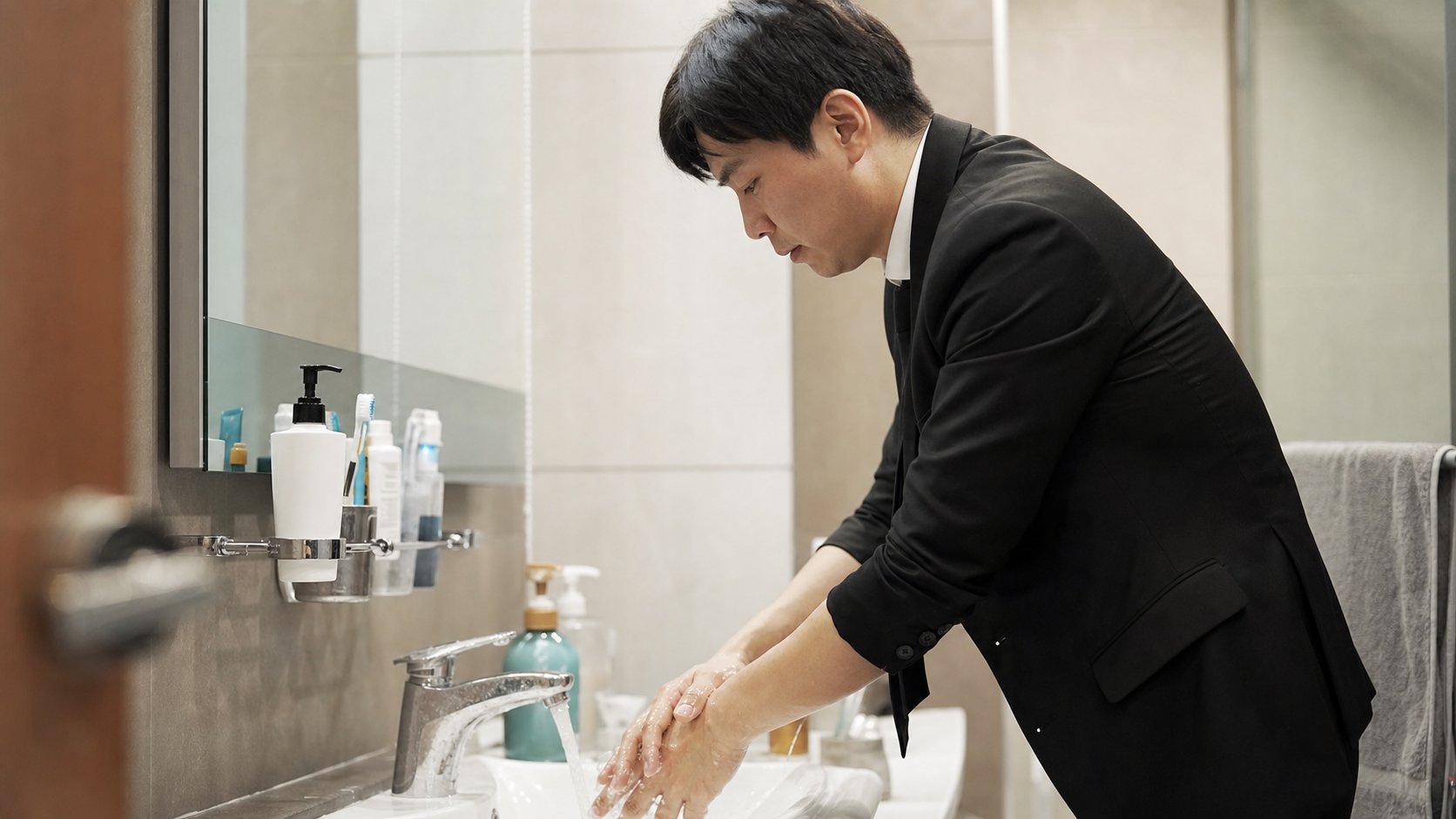 조문 후 집에 돌아와 손을 씻는 모습