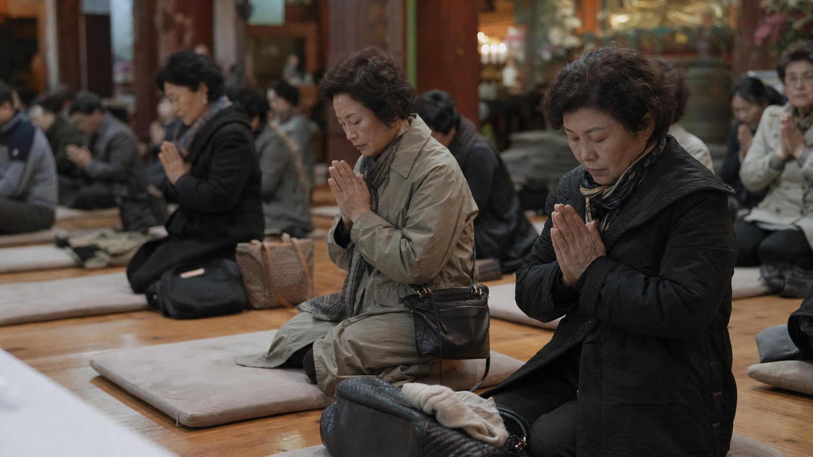 법당에서 합장하며 고인을 추모하는 신도들