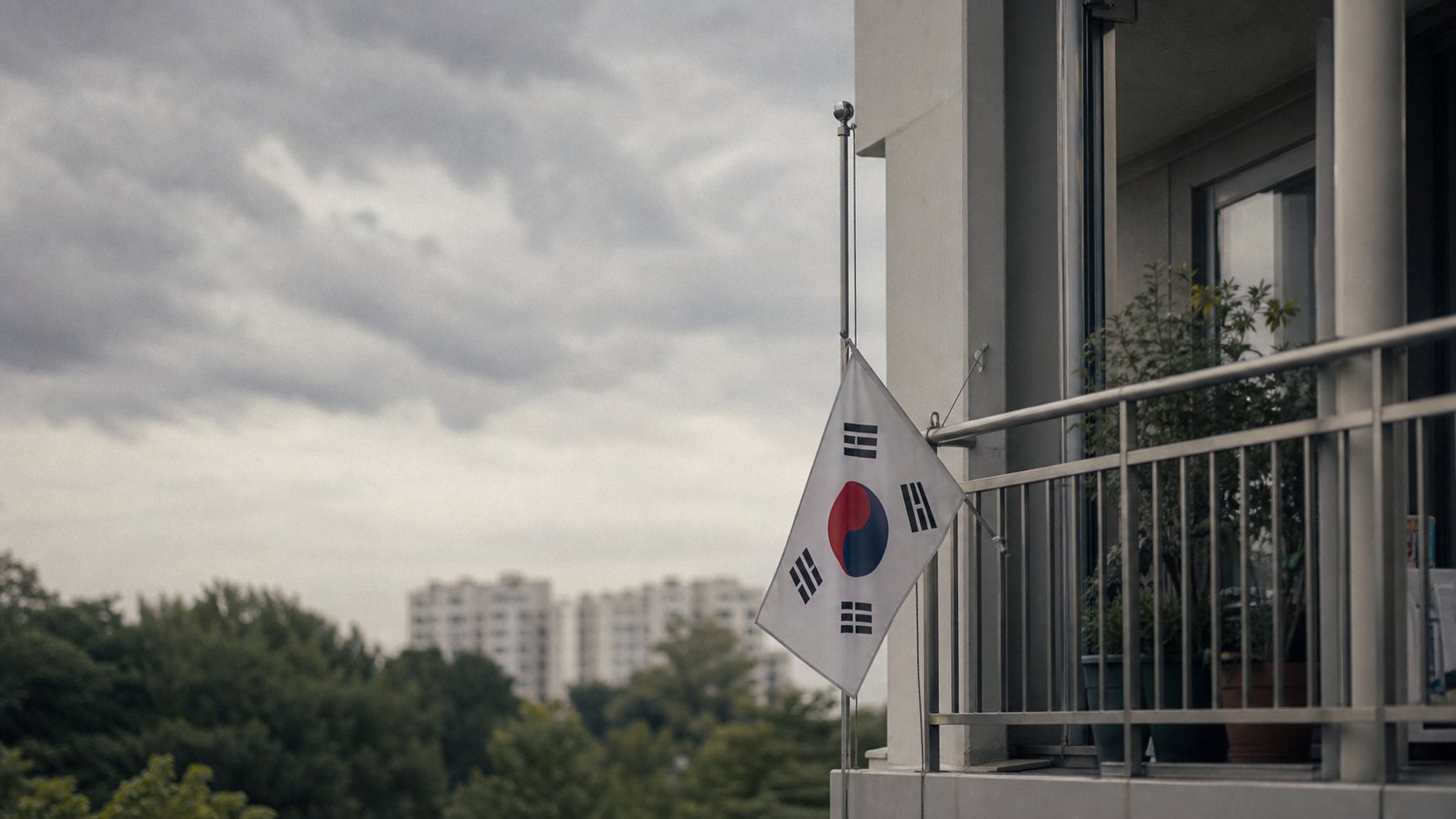 가정 베란다에 반기로 단 태극기