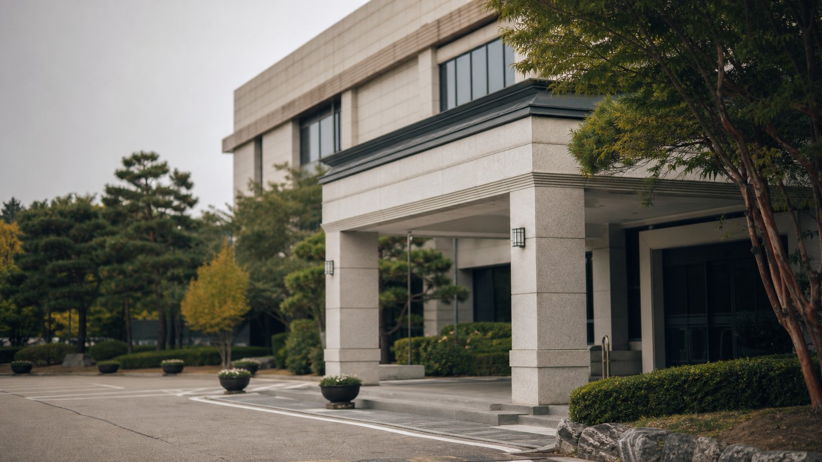 현대적인 장례식장 건물 외관과 단정한 입구 전경
