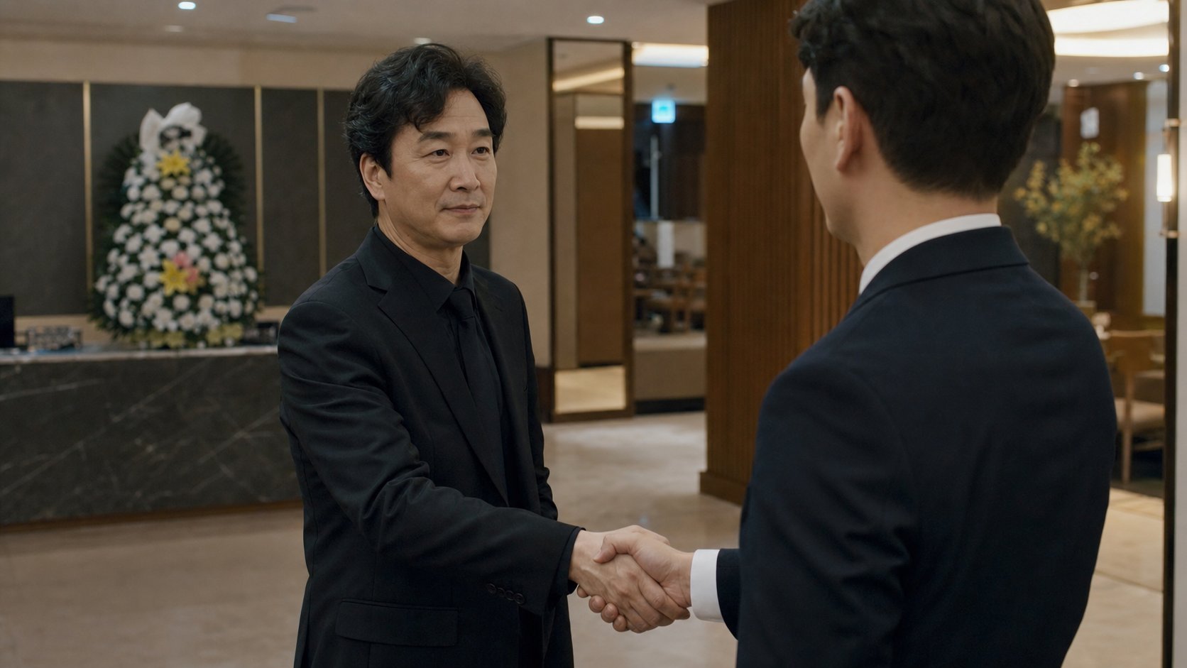 차분한 표정의 유가족이 장례식장 직원과 악수하며 견적 상담을 마무리하는 신뢰감 있는 장면