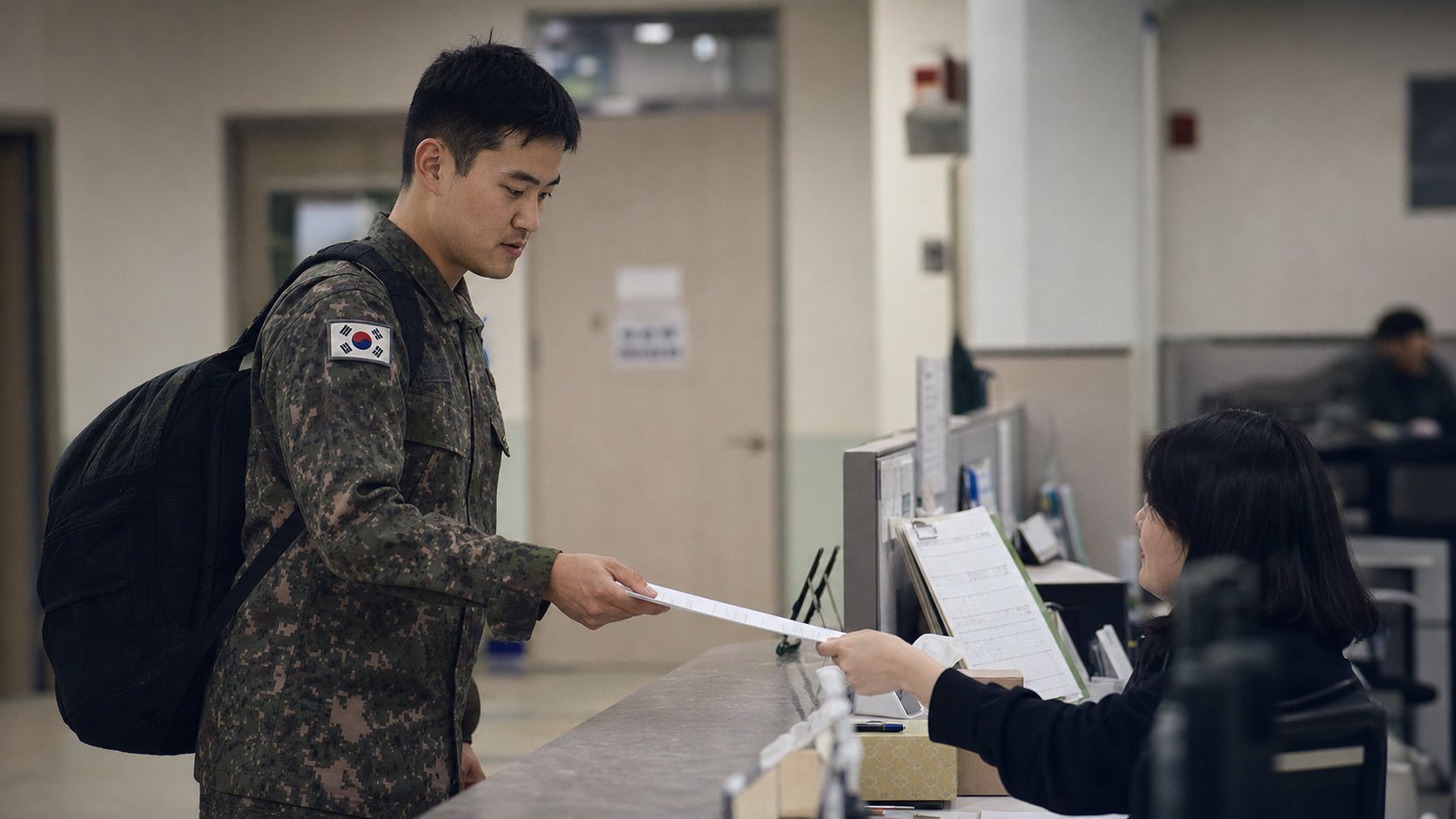 군인이 휴가를 마치고 부대로 복귀하며 행정실에 서류를 제출하는 모습