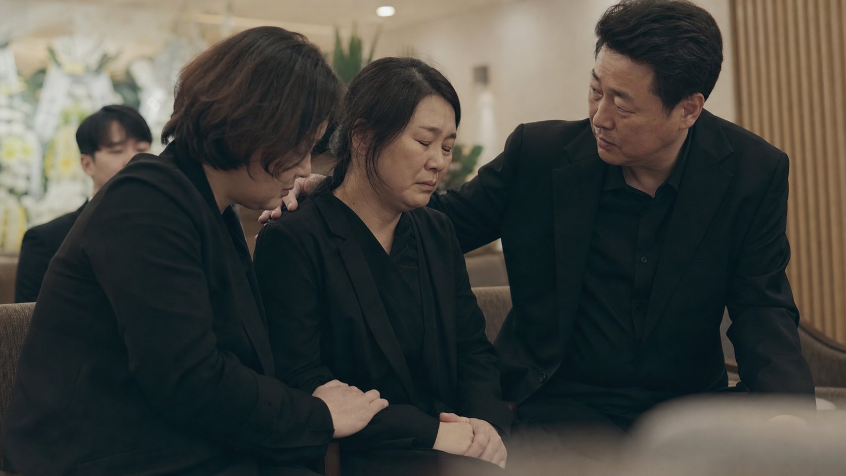 빈소 한켠에서 가족들이 서로 다독이며 위로하는 장면