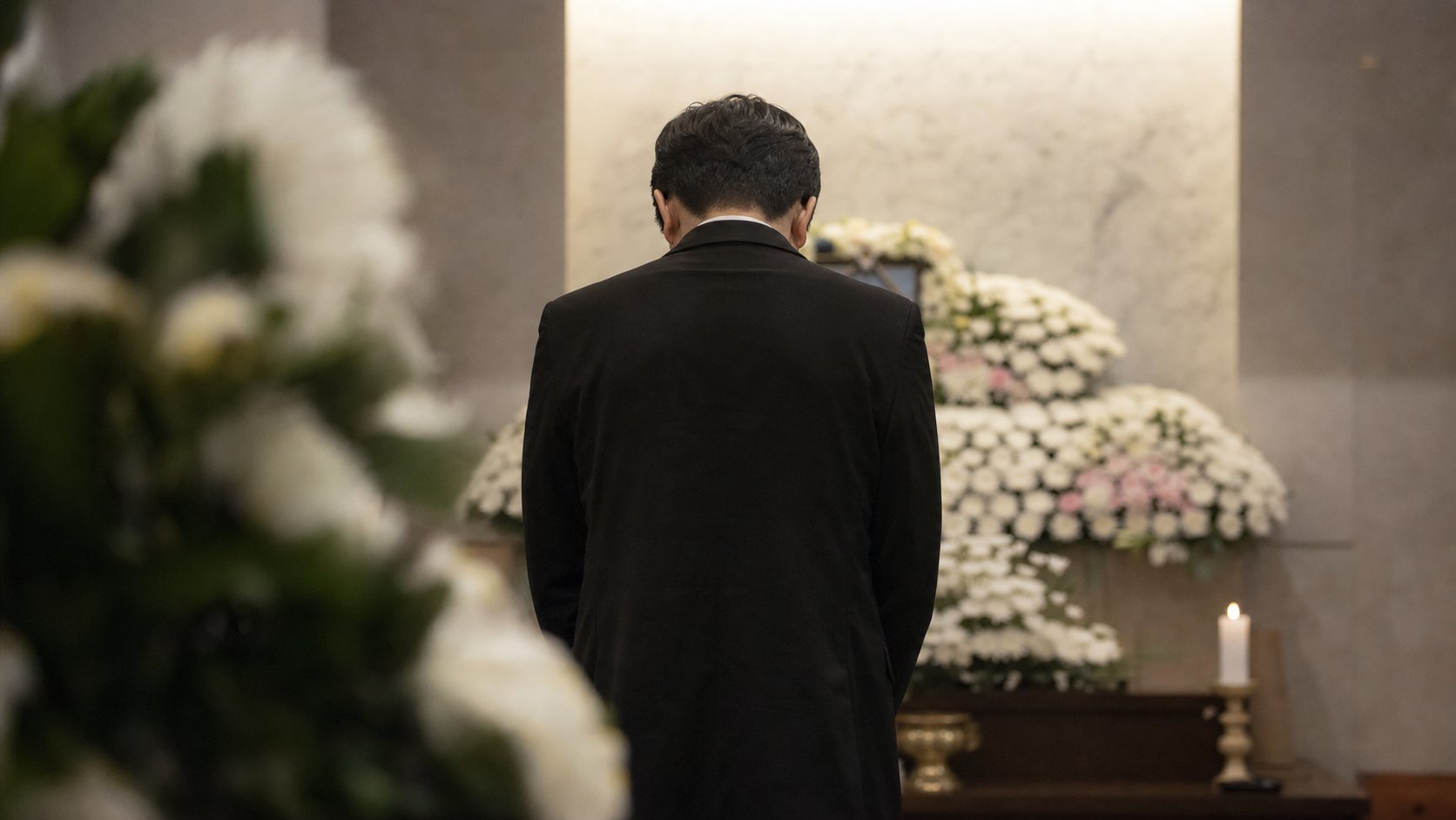 영정 앞에서 묵념하는 사위의 뒷모습