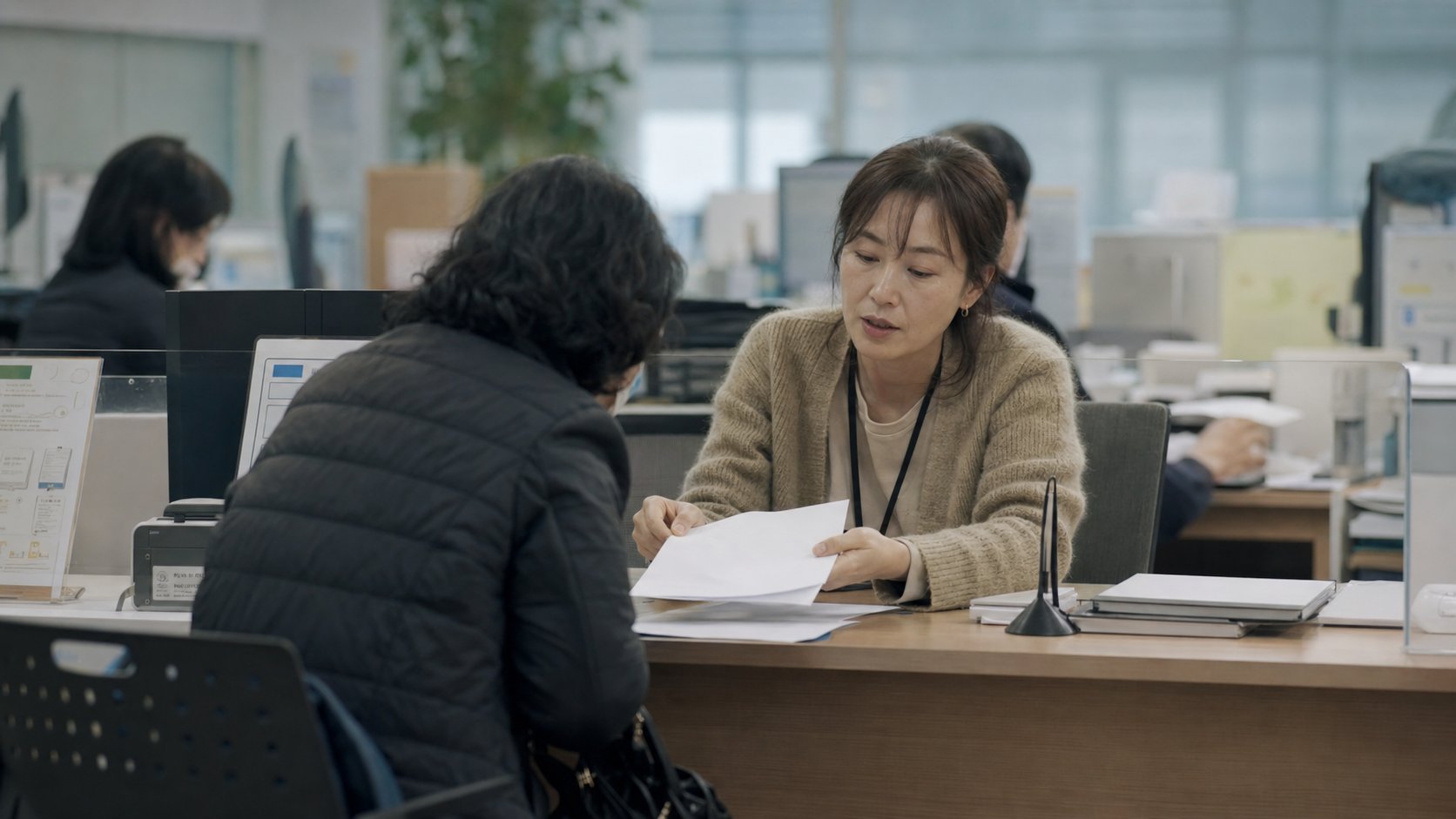 행정복지센터에서 장제비 지원을 안내받는 모습