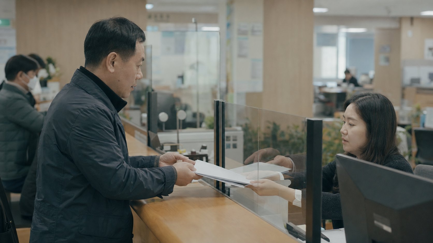 주민센터에서 안심상속 원스톱 서비스를 신청하는 모습