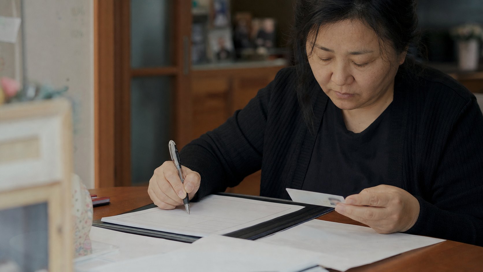 사망진단서와 신분증을 정리하며 체크리스트를 점검하는 가족