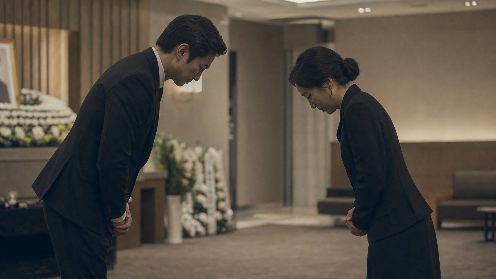 조문객이 상주와 조의 인사를 나누는 장면