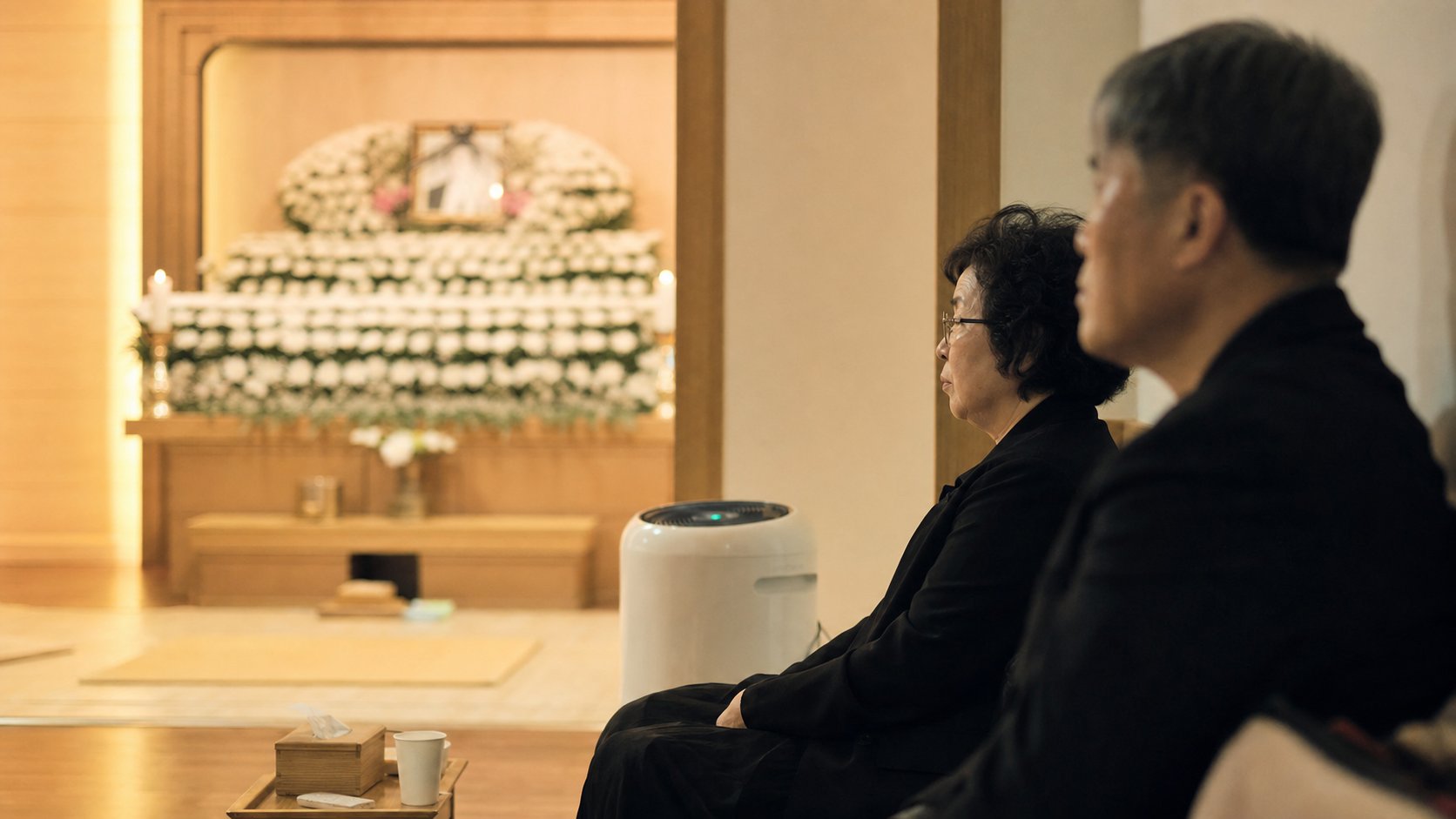 빈소에서 가족이 교대로 자리를 지키는 장면