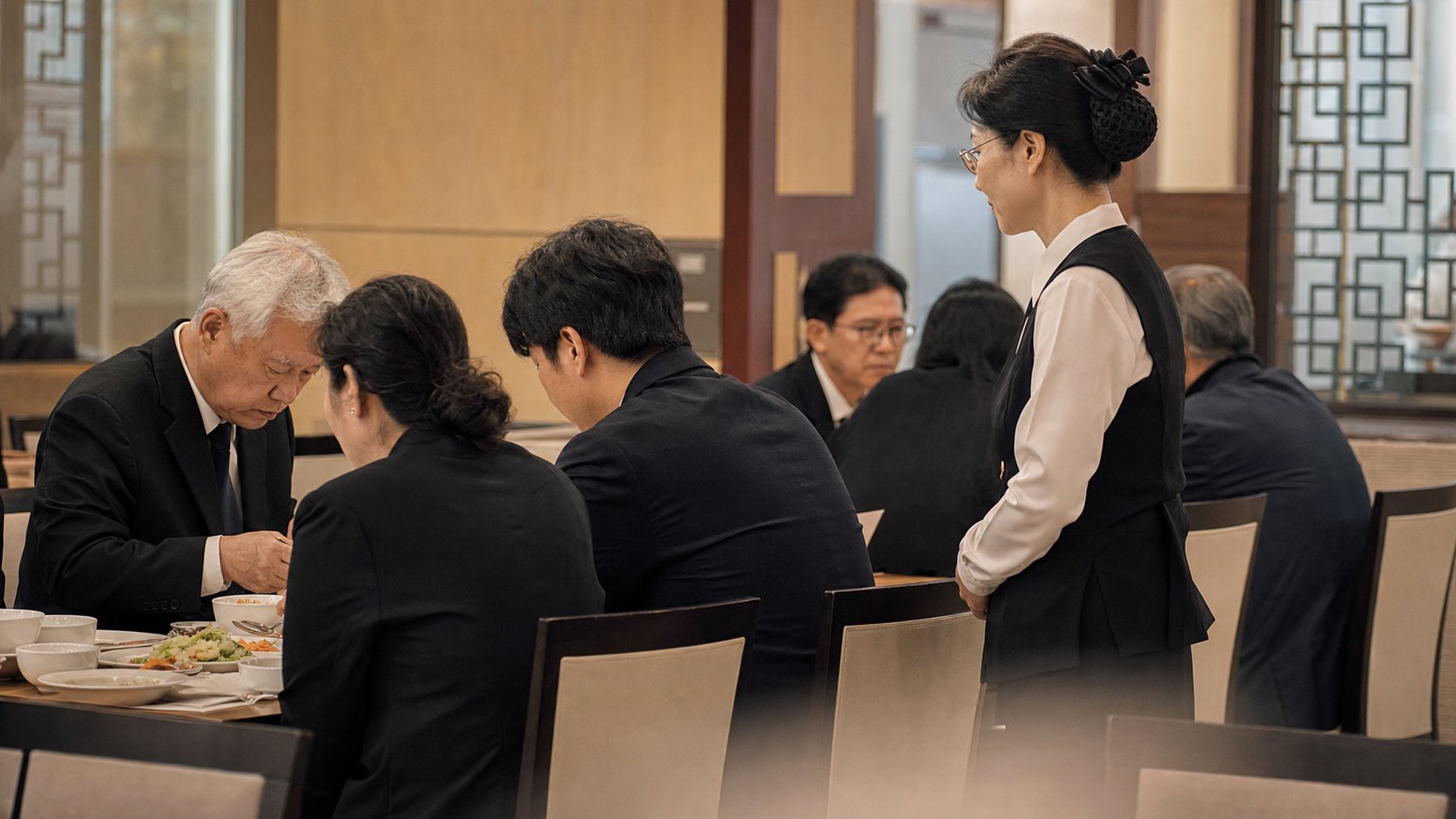 장례식장 식당에서 조문객이 식사하는 장면