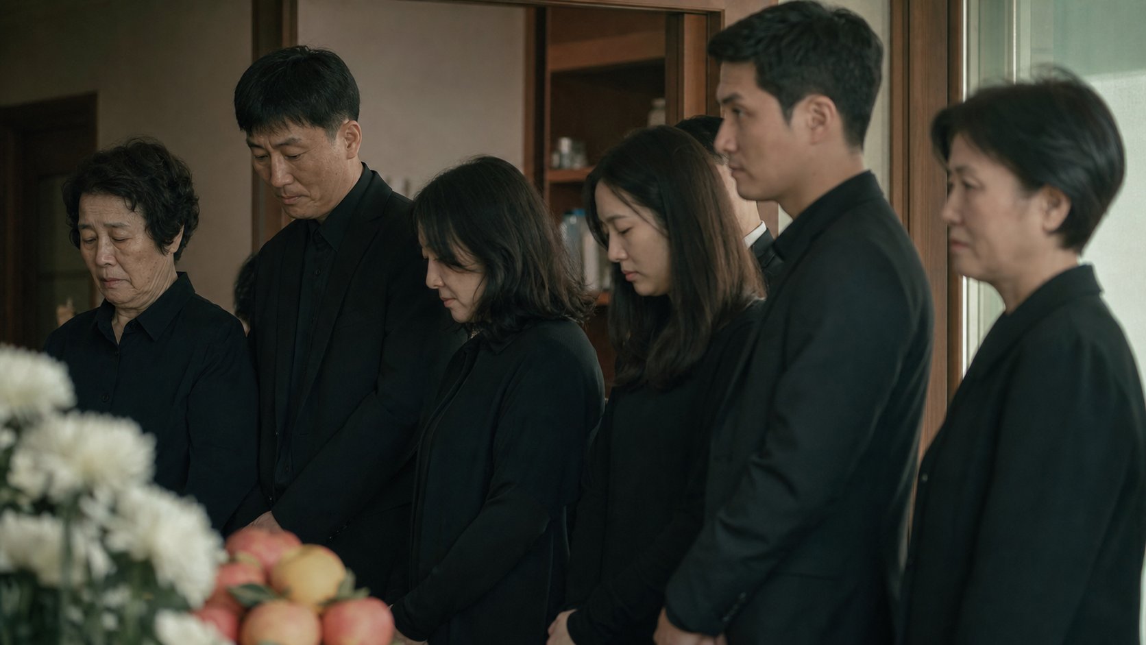 단정한 어두운 옷차림으로 추모의 자리에 참석한 가족
