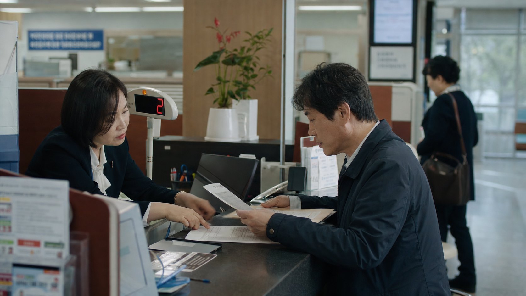지자체 창구에서 개장 신고 서류를 접수하는 모습