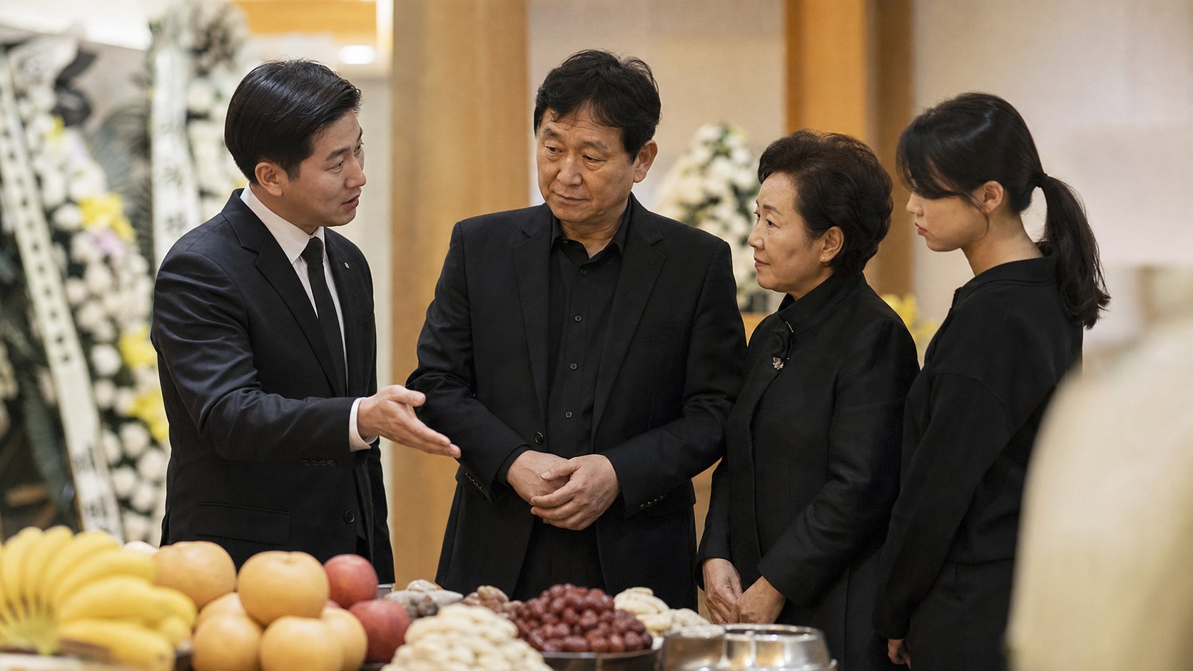 장례지도사가 유가족에게 빈소 상차림 방법을 안내하며 상의하는 장면