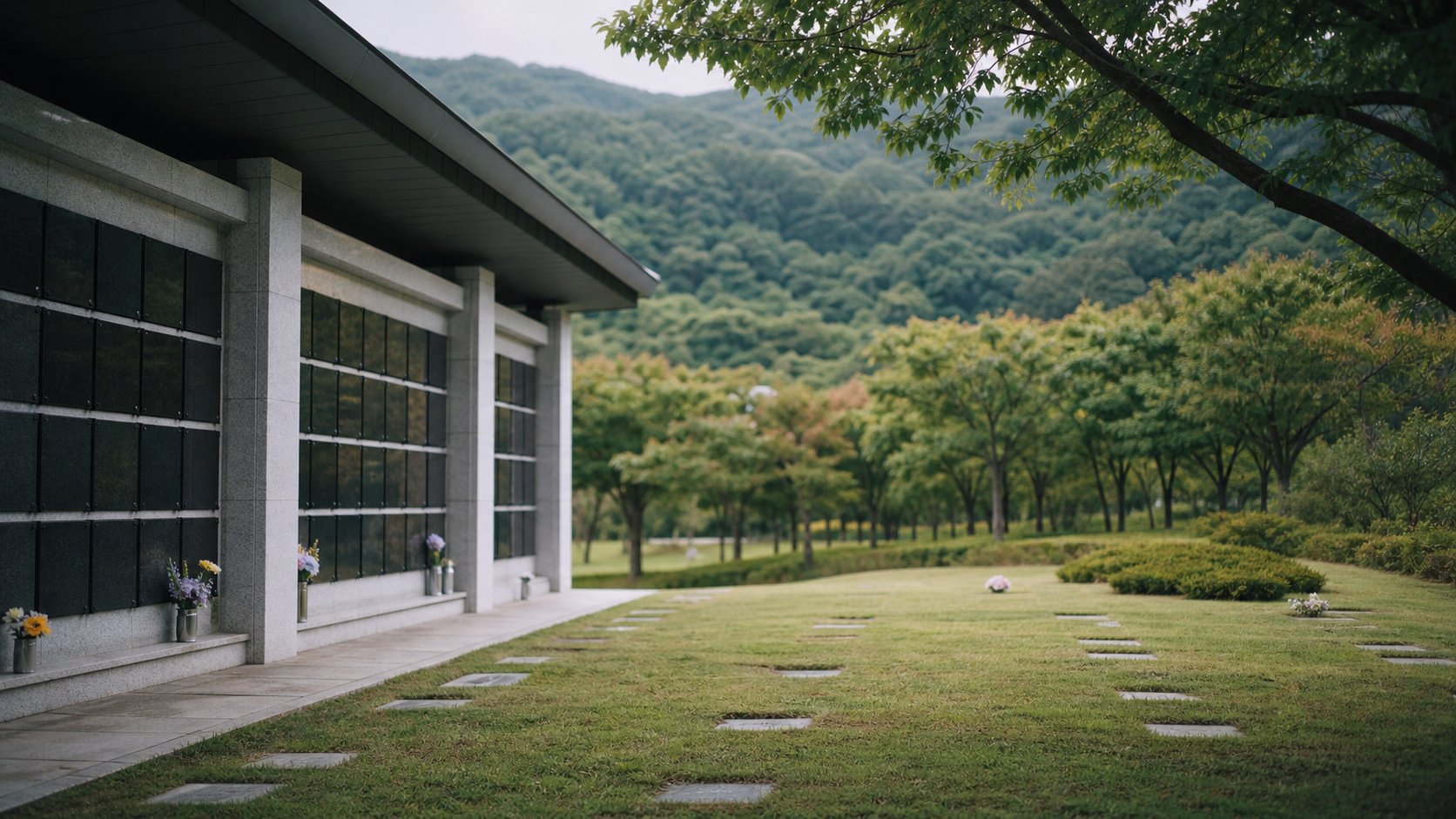 오늘날의 정갈한 봉안당과 자연장지 전경으로 달라진 장례 문화를 보여주는 장면