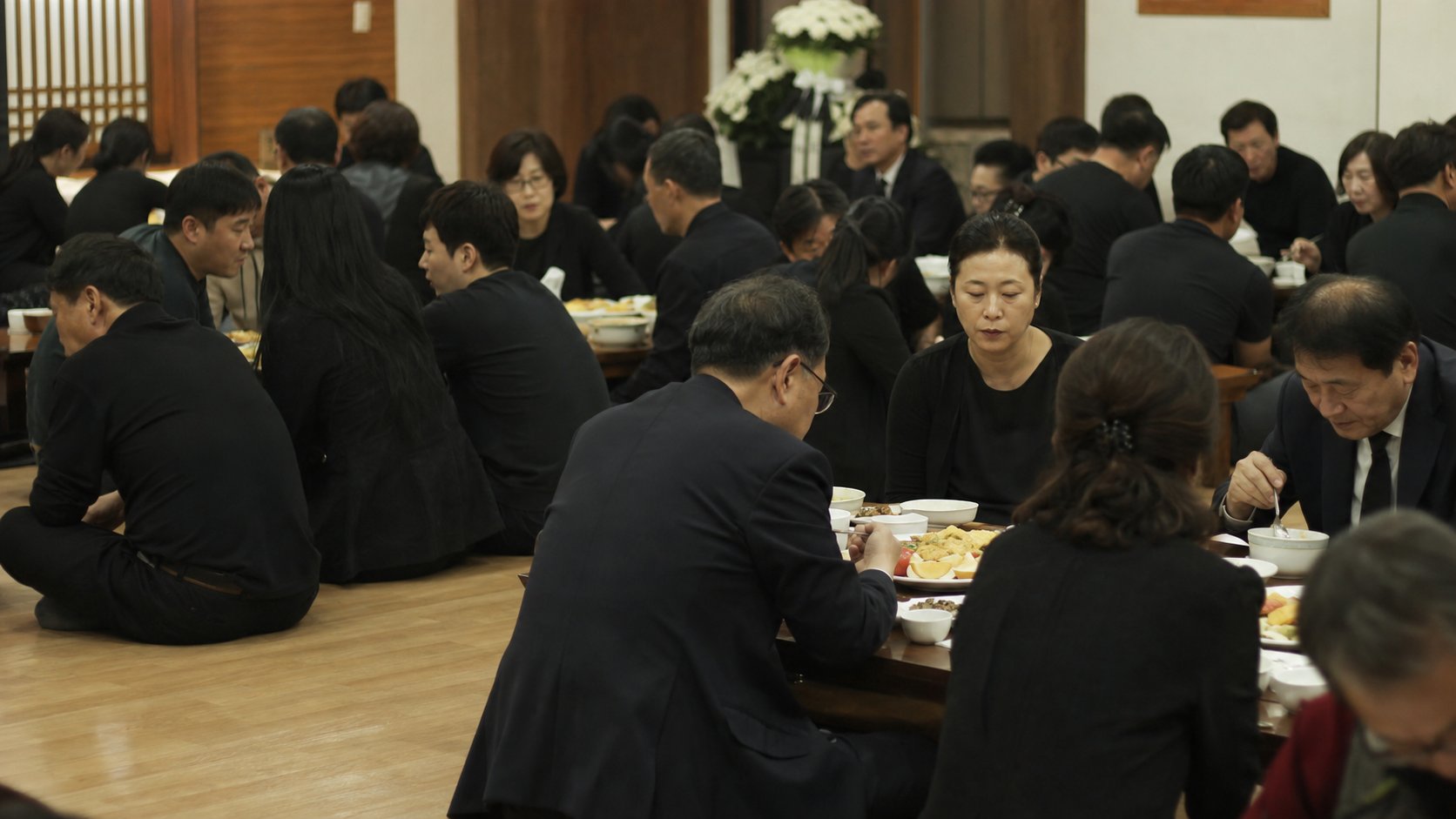 빈소 접객실에서 식사하는 조문객들