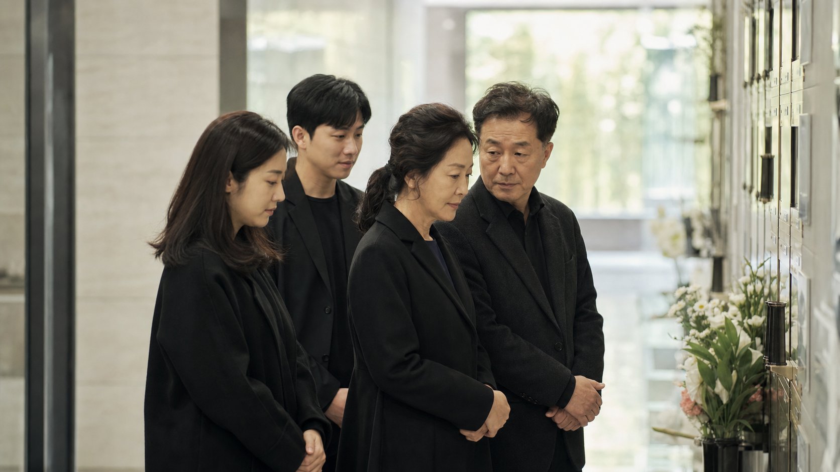 봉안시설 복도에서 조용히 예를 올리는 유족