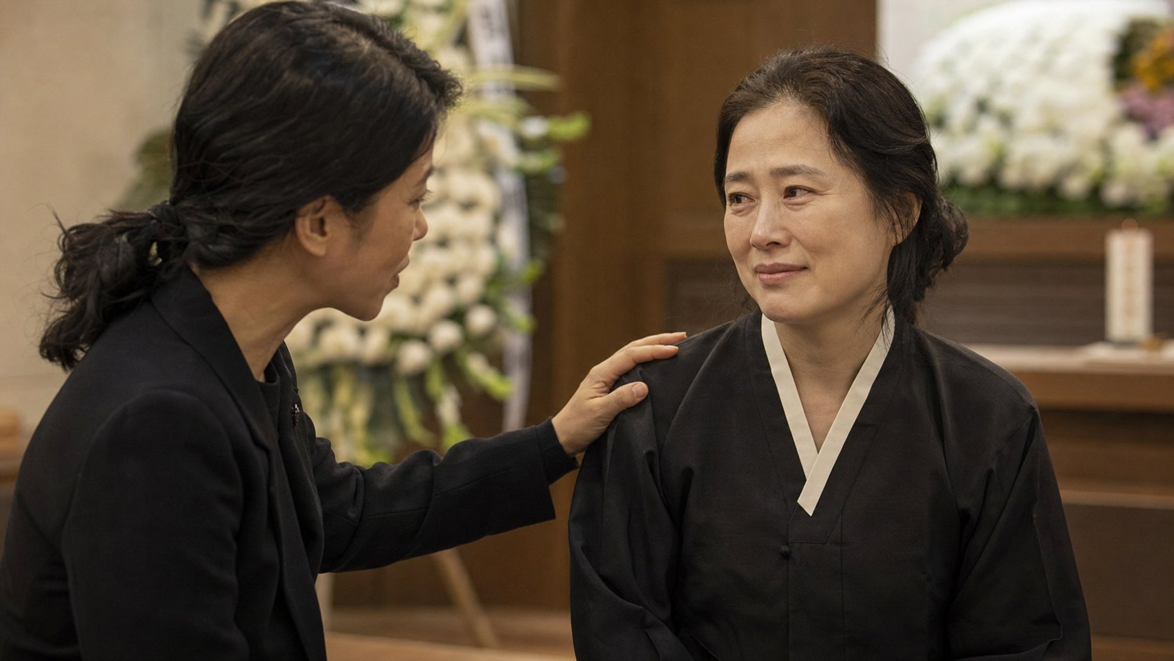 조문객의 위로에 담담히 감사로 답하는 상주
