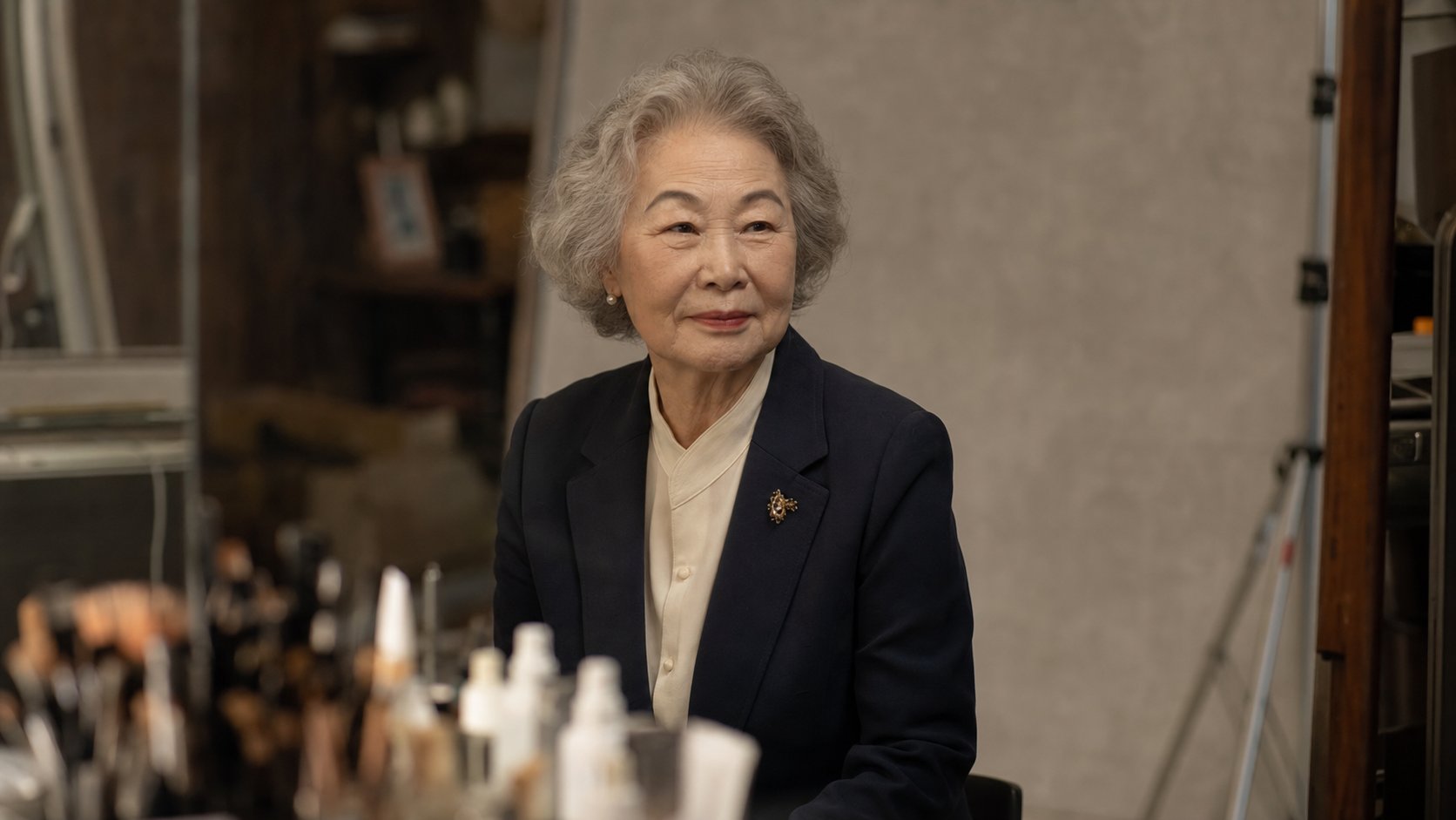 사진관에서 영정용으로 단정하게 촬영을 준비하는 어르신