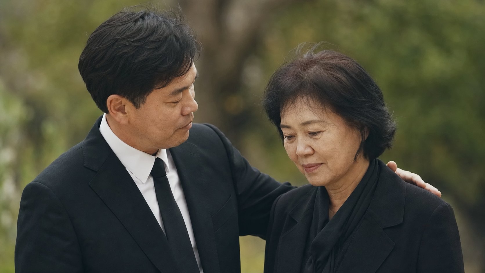야외에서 서로를 위로하며 서 있는 유가족