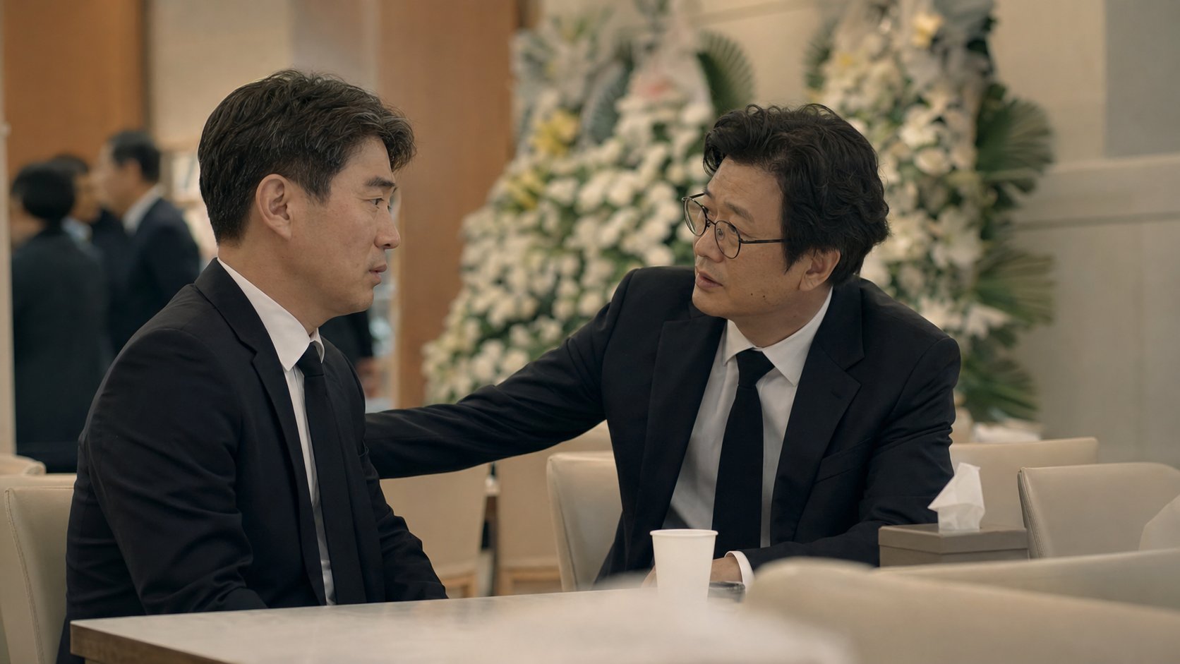 조문객이 접객실에서 상주와 위로의 인사를 나누는 모습