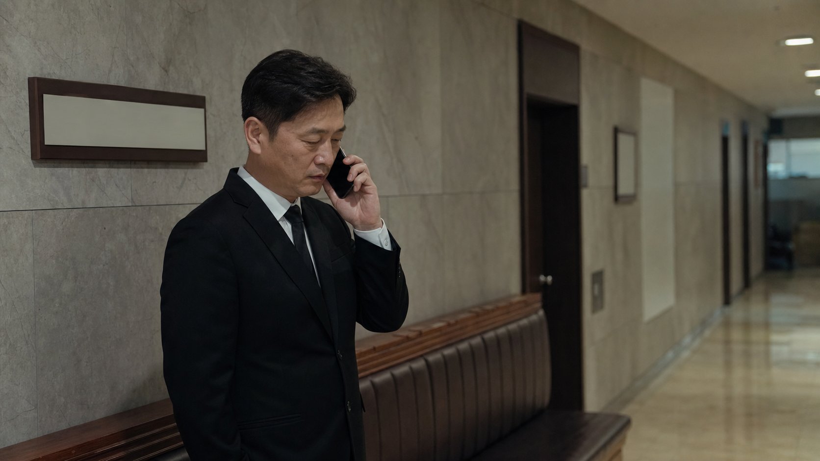 빈소 복도에서 회사에 장례휴가를 알리는 상주