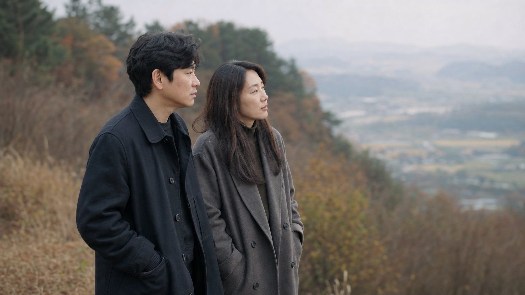 산자락에서 형제가 조용히 이야기를 나누는 모습