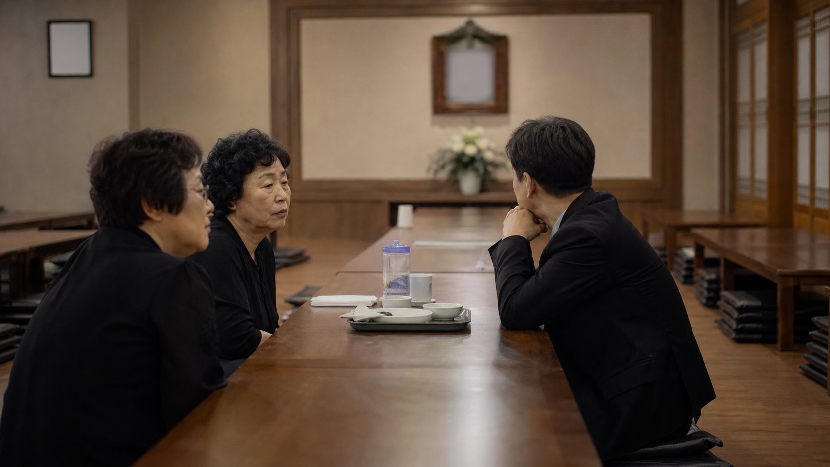 연휴로 조문객이 적어 한산한 장례식장 접객실 모습