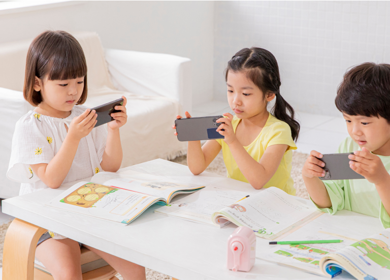 디자인펀치 제작 - 이화여대 어린이미디어연구소 Responsive Web/App 메인 비주얼 (모바일)