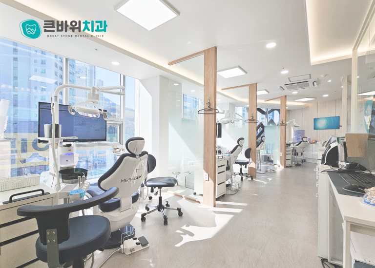 디자인펀치 제작 - 큰바위치과 Responsive Web/App, Landing Page 메인 비주얼 (모바일)