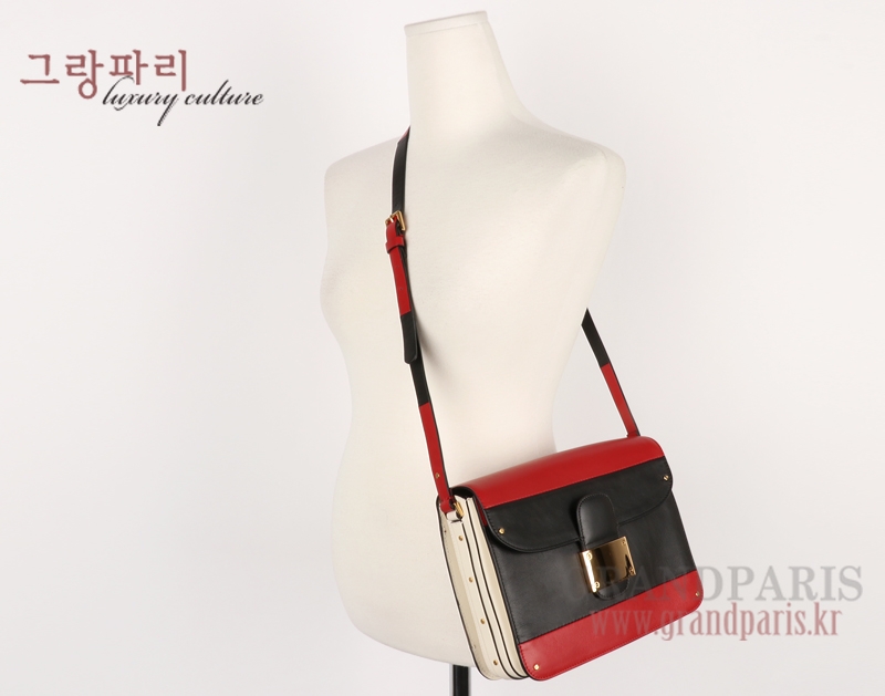 발렌티노 레드 블랙 금장 장식 숄더백