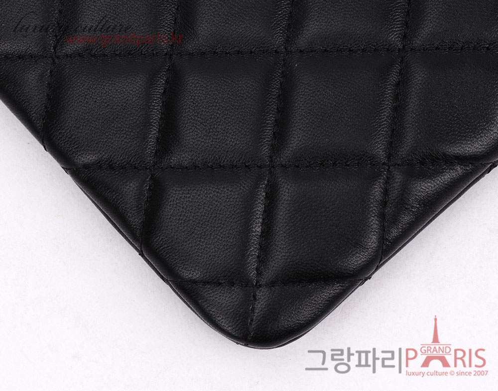 샤넬 블랙 램스킨 클래식 은장 로고 미듐 클러치
