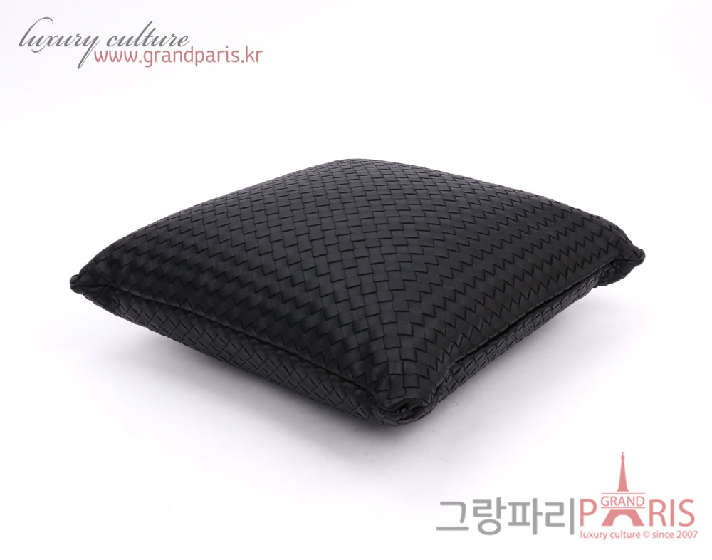 보테가베네타 블랙 위빙 레더 사각 쿠션