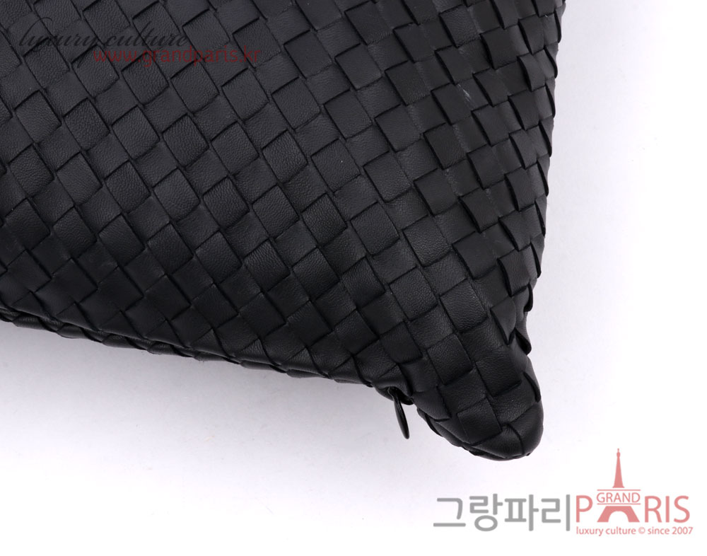보테가베네타 블랙 위빙 레더 사각 쿠션