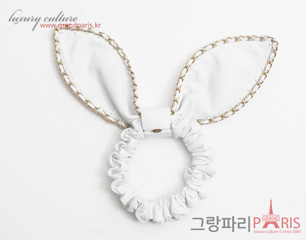 샤넬 화이트 레더 리본 헤어슈슈