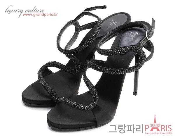 쥬세페자노티 블랙 스터드 스트랩 하이힐 샌들 37