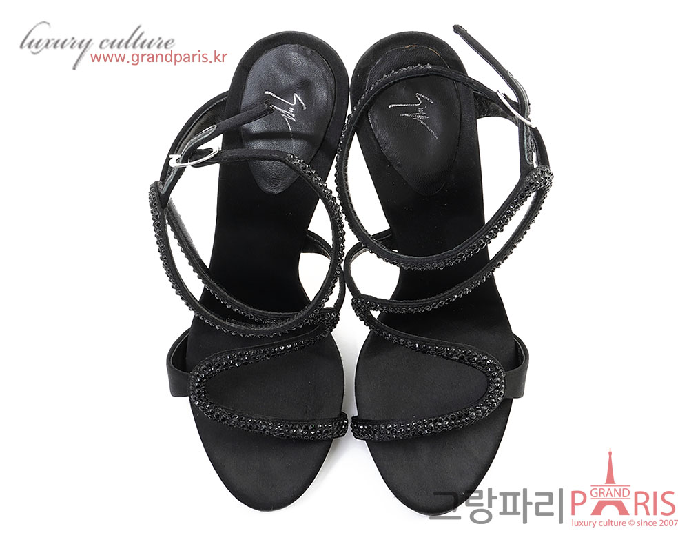 쥬세페자노티 블랙 스터드 스트랩 하이힐 샌들 37