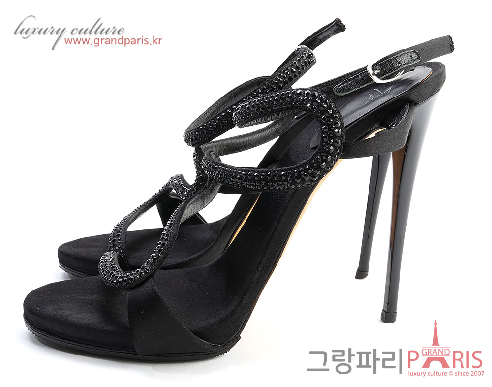 쥬세페자노티 블랙 스터드 스트랩 하이힐 샌들 37
