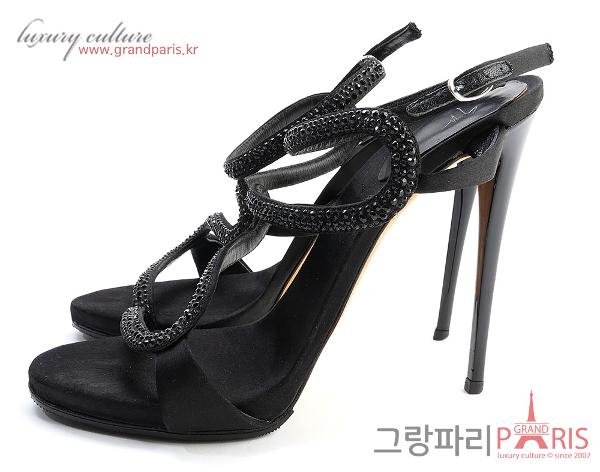 쥬세페자노티 블랙 스터드 스트랩 하이힐 샌들 37